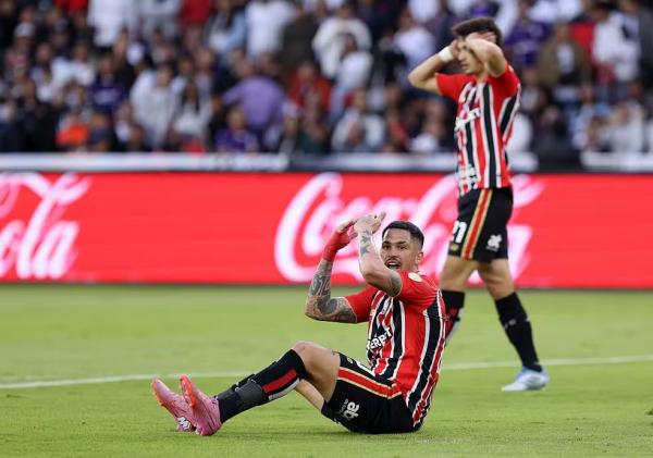 Análise: São Paulo cria chances e até joga bem, mas erra muito mais do que pode em Quito