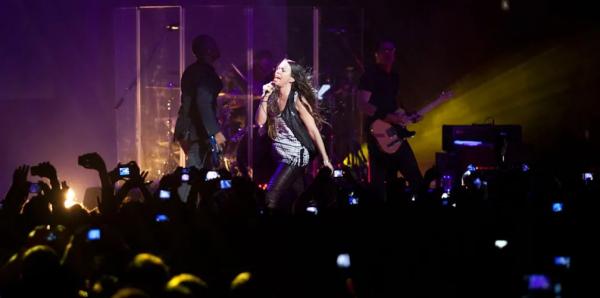 Alanis Morissette durante sua apresenta&ccedil;&atilde;o em S&atilde;o Paulo, em 2016, o primeiro dos oito shows no Brasil naquele ano.(Imagem:Caio Kenji/G1)