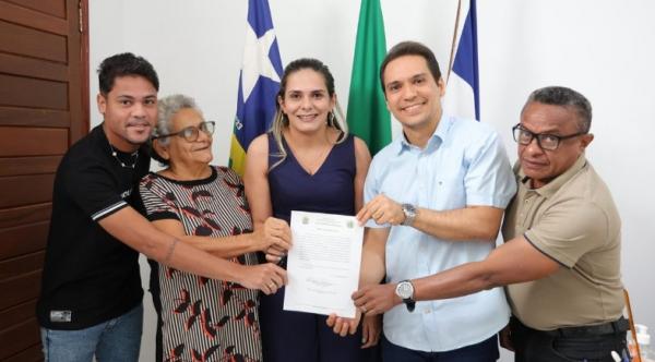Prefeito de Uru&ccedil;u&iacute; d&aacute; posse a novos servidores concursados.(Imagem:Divulga&ccedil;&atilde;o)