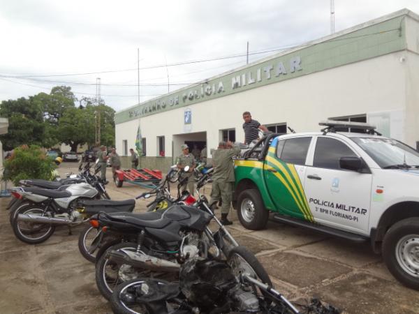 Opera&ccedil;&atilde;o Policial resulta na apreens&atilde;o de sete motocicletas.(Imagem:FlorianoNews)