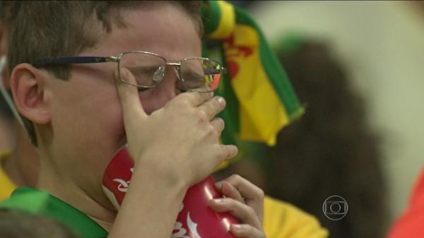Menino foi filmado no Mineir&atilde;o logo ap&oacute;s o quarto gol da Alemanha.(Imagem:Divulga&ccedil;&atilde;o)
