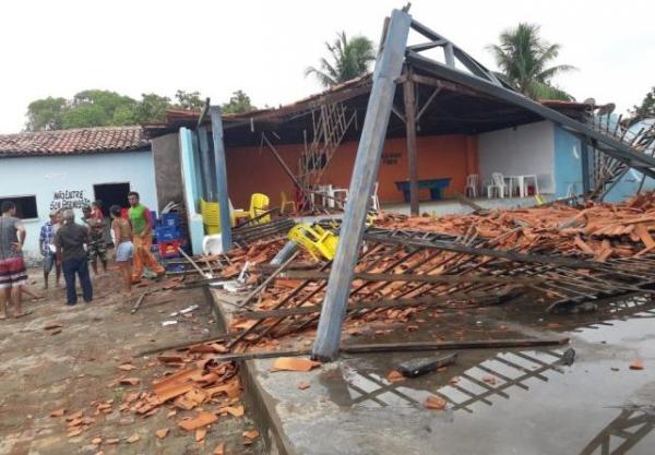 Parte de teto de clube desaba após chuva em Barão de Grajaú