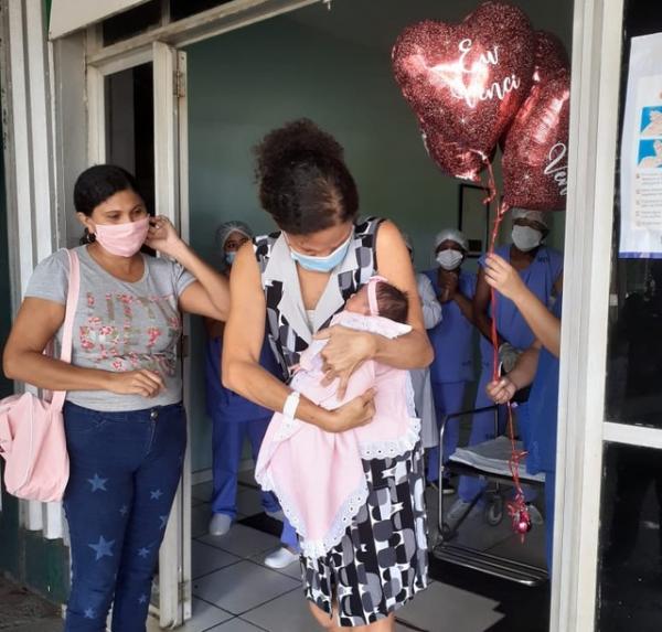 M&atilde;e v&ecirc; a filha pela primeira vez no Dia das M&atilde;es.(Imagem:Divulga&ccedil;&atilde;o /Ascom MDER)