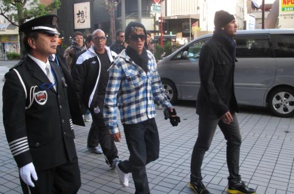 Escoltado, Neymar vai às compras de táxi no Japão e causa alvoroço