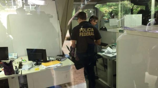 Pol&iacute;cia Federal cumpre mandados na Seduc, Zona Sul de Teresina.(Imagem:Felipe Pereira/TV Clube)