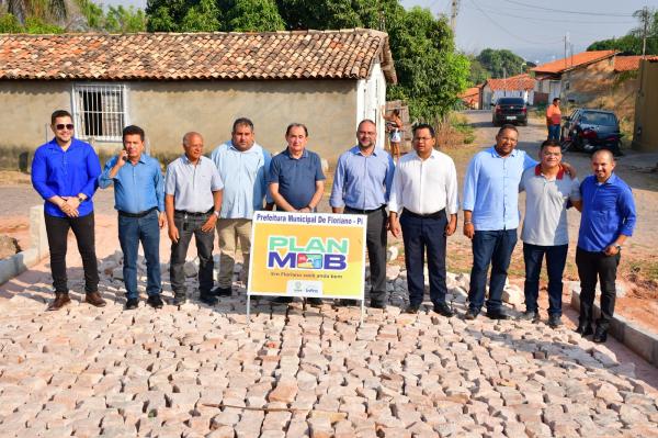Vereadores acompanham prefeito Antônio Reis em visita a obras de calçamento