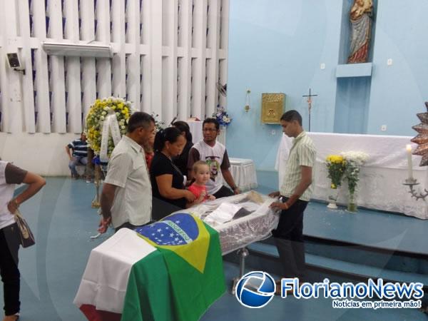 Paroquianos acompanham vel&oacute;rio de Frei Vicente Cardone.(Imagem:FlorianoNews)