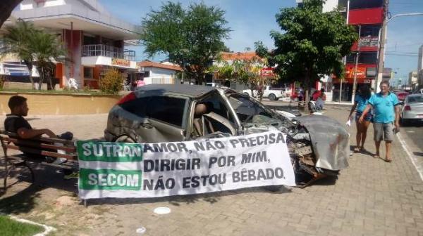 Exposi&ccedil;&atilde;o de ve&iacute;culos batidos busca conscientizar condutores em Floriano.(Imagem:FlorianoNews)