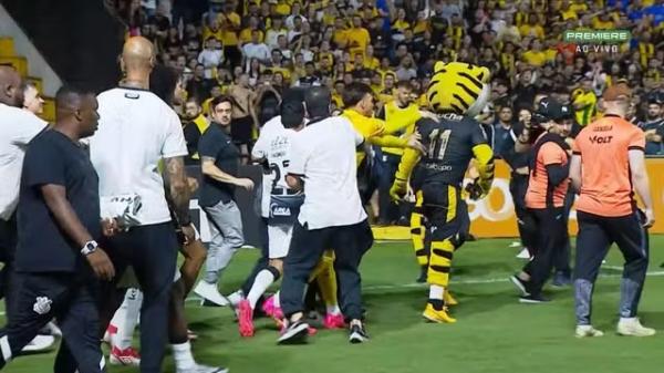Confus&atilde;o em Crici&uacute;ma x Corinthians(Imagem:Reprodu&ccedil;&atilde;o / Premiere)