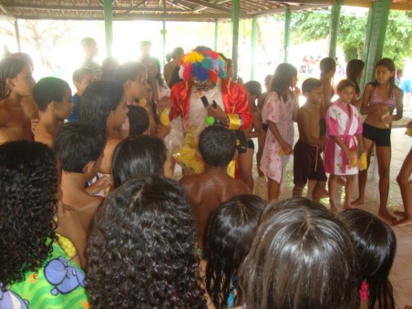 Fazendo a anima&ccedil;&atilde;o da turma jovem no Clube(Imagem:reda&ccedil;&atilde;o)