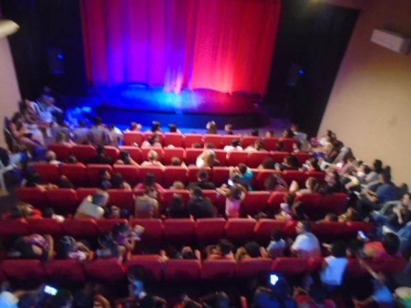 Público lota Teatro Maria Bonita para assistir ao Espetáculo Leleco