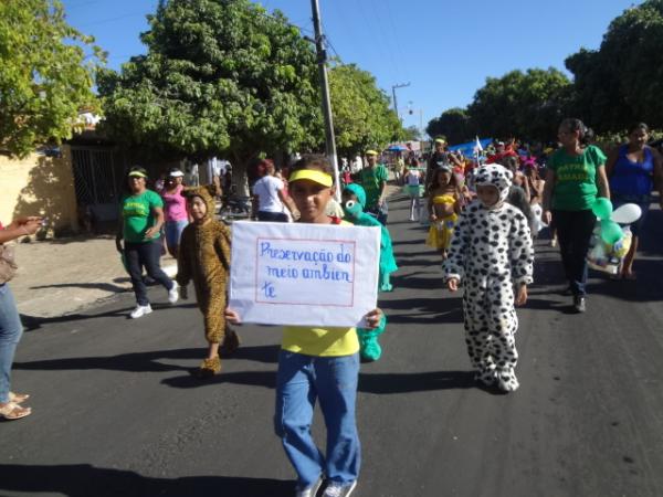 Desfile escolar comemora a Semana da P&aacute;tria em Bar&atilde;o de Graja&uacute;.(Imagem:FlorianoNews)