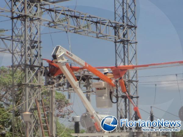 Equipe da ELETROBR&Aacute;S faz reparos no sistema de transmiss&atilde;o de energia.(Imagem:FlorianoNews)