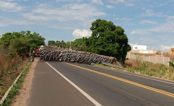 Caminhão carregado de gás tomba, mata motorista e interdita BR-343