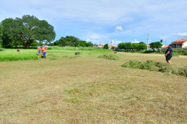  Parceria entre Infraestrutura e Esportes de Floriano come&ccedil;am limpeza nos campos de v&aacute;rzea da cidade(Imagem:Secom)