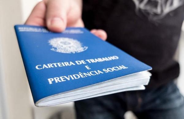 Governo Bolsonaro flexibiliza regras trabalhistas e revê mais de mil normas