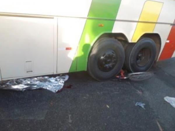 Ciclista morre atropelado por ônibus em cruzamento