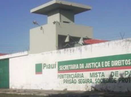 Detentos aproveitam banho de sol e fazem tumulto na penitenciária de Parnaíba