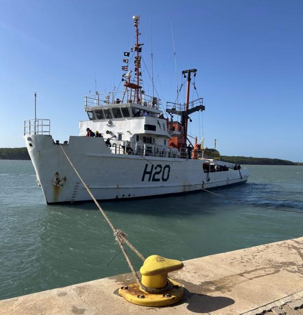Navio hidrográfico da Marinha do Brasil atraca no Porto Piauí para instalação de boia de análise