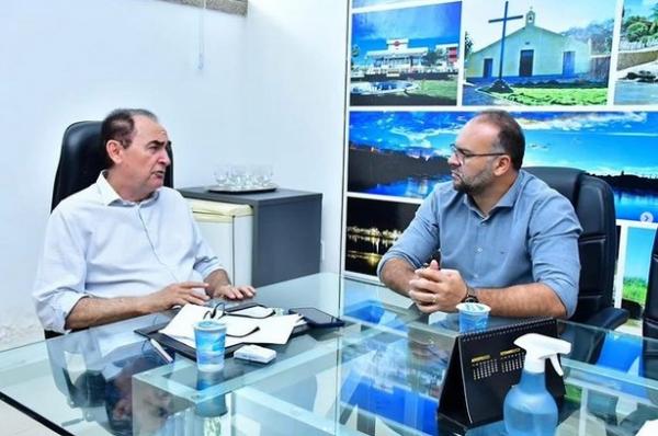 Vereador Joab Curvina se reúne com prefeito de Floriano para tratar de demandas educacionais