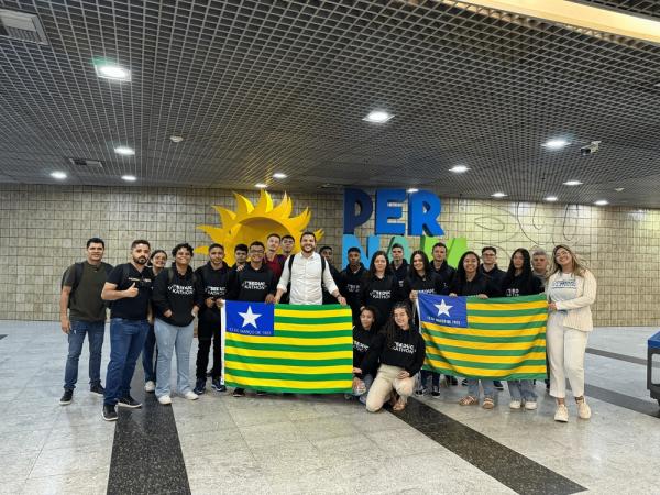 Estudantes e professores que participaram do Seduckathon embarcam para Recife para retirada do visto