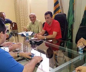 Prefeito Gilberto Júnior se reúne com a Comissão Organizadora do Carnaval