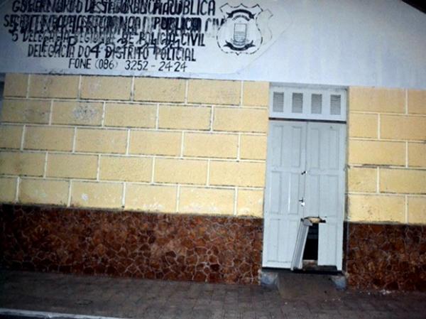 Presos quebraram o forro e fugiram pela porta da frente.(Imagem:Jonas Sousa/portalcampomaior)