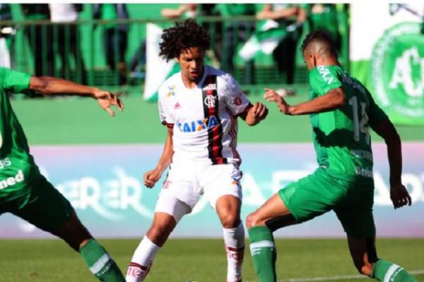 Fla vence a Chape e volta ao G7; Palmeiras derrota Atlético-GO