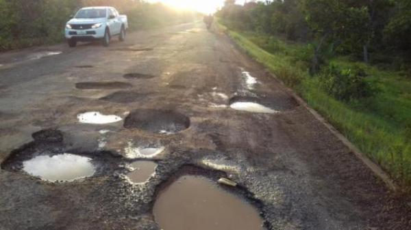 Buracos na PI 113 deixam motoristas em alerta