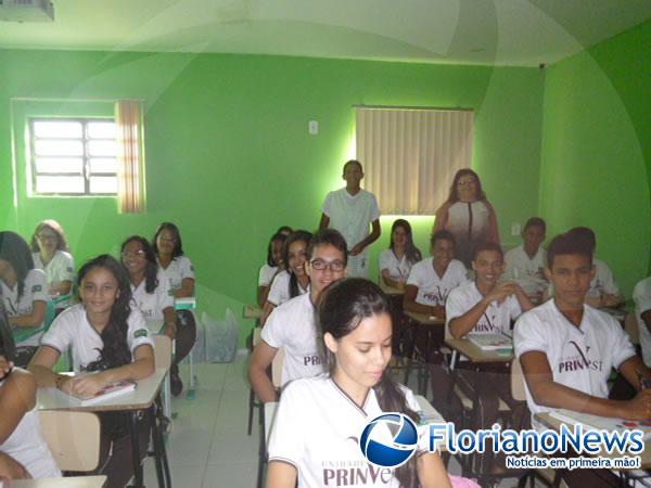 Professora Socorro Carvalho recepciona alunos da Escola Pequeno Pr&iacute;ncipe na volta &agrave;s aulas.(Imagem:FlorianoNews)
