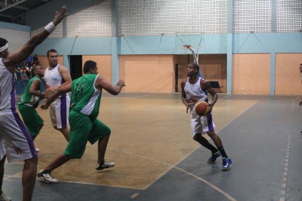 Kassius Clay, armador do Kosmos Sporting Club na decis&atilde;o do Piauiense de Basquete 2014.(Imagem:Ramiro Pena/GLOBOESPORTE.COM)