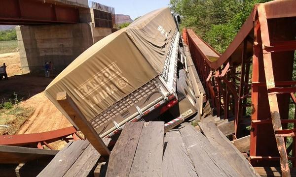 Carreta passa pela ponte que d&aacute; acesso a Palmeira do Piau&iacute; e estrutura desaba.(Imagem:Divulga&ccedil;&atilde;o)