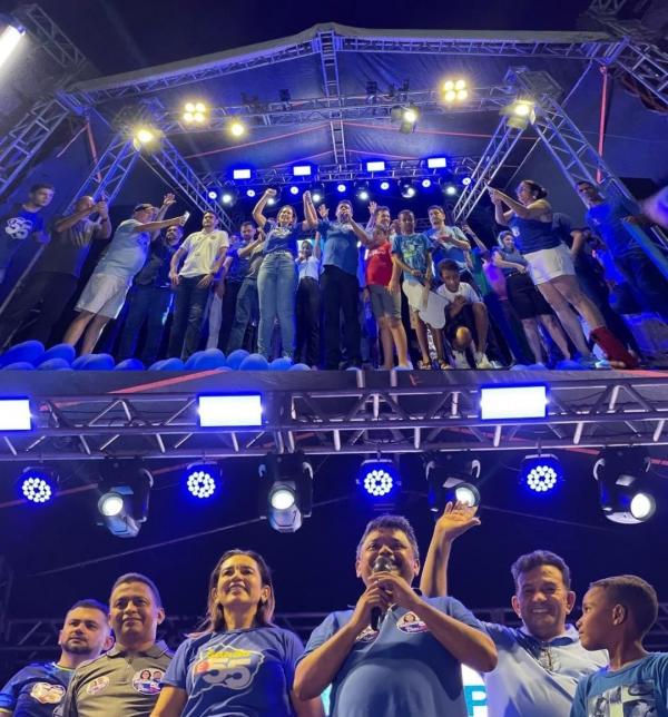 Onda Azul mobiliza multidão no Arrastão do 55 em Barão de Grajaú Na noite do último domingo (29), as ruas de Barão de Grajaú (MA) foram tomadas pela #OndaAzul durante o grande Arr(Imagem:Reprodução/Instagram)