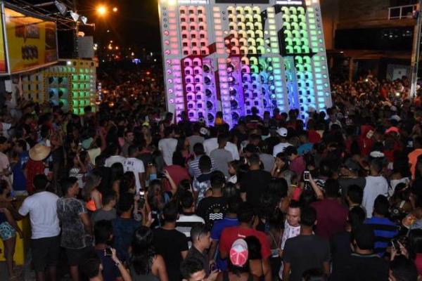 Foliões se divertem com arrastão de paredões em Floriano