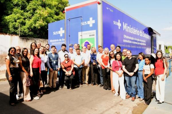 Gestores da regi&atilde;o visitam servi&ccedil;os da Carreta da Oftalmologia em Floriano.(Imagem:Secom)