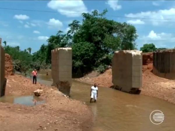 Ponte que liga municípios no PI está destruída e moradores ficam isolados