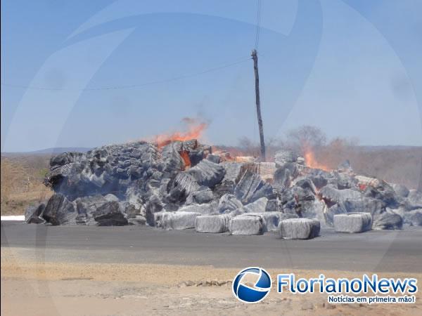 Carga de algod&atilde;o pega fogo em cima de caminh&atilde;o em Floriano.(Imagem:FlorianoNews)