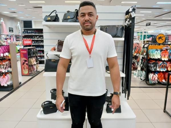 Jhoney, chefe do setor de cal&ccedil;ados do Armaz&eacute;m Para&iacute;ba.(Imagem:FlorianoNews)
