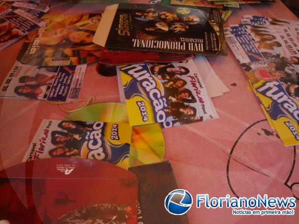 Bloco Furac&atilde;o realiza panfletagem para venda de abad&aacute;s.(Imagem:FlorianoNews)