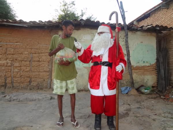 Papai Noel entrega brinquedos e cestas b&aacute;sicas em Floriano. (Imagem:FlorianoNews)