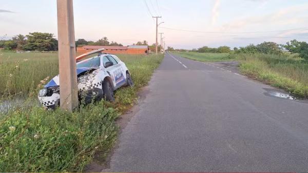 Policial perde o controle e bate viatura em poste no litoral do Piauí