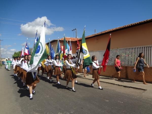 Col&eacute;gio Industrial comemora o 43&deg; anivers&aacute;rio com desfile c&iacute;vico.(Imagem:FlorianoNews)