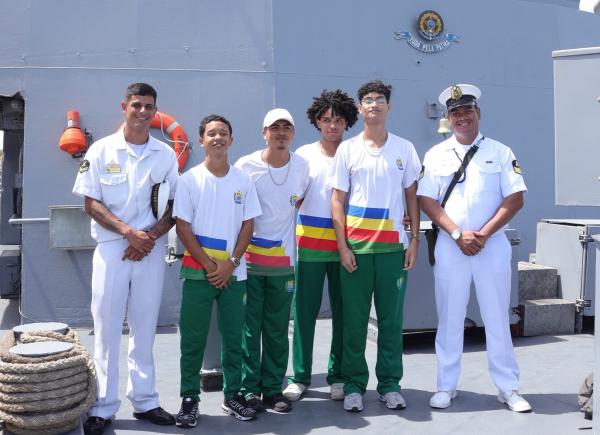 Aula a bordo: estudantes da Escola do Mar acompanham rotina de navio da Marinha em Luís Correia