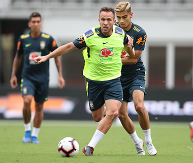 Seleção treina com 6 novos nomes antes de amistoso