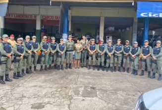 Policiais do 3° Batalhão de Floriano homenageiam mães com flores e chocolates no Dia das Mães