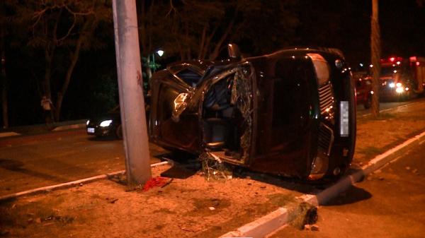 Carro fica às margens do rio Poti e outro tomba após colisão em Teresina