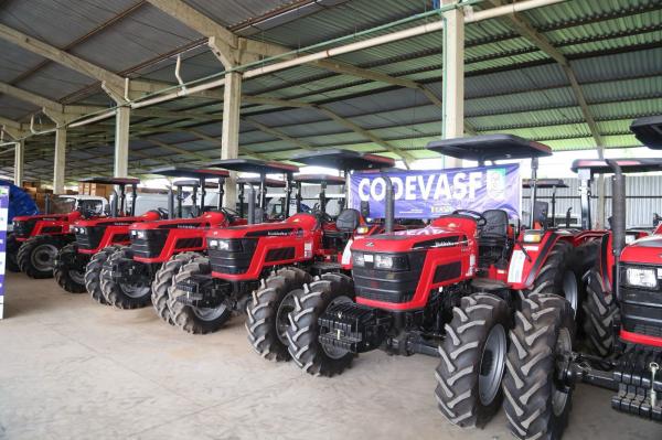  Ciro Nogueira entrega tratores e equipamentos agr&iacute;colas a prefeitos(Imagem:Divulga&ccedil;&atilde;o)