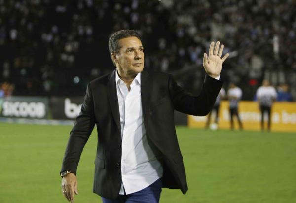 Sidão vai bem após polêmica, mas Vasco só empata em estreia de Luxemburgo