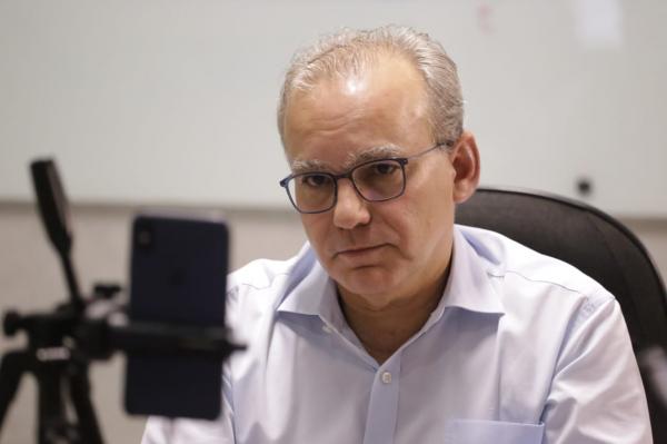 Prefeito Firmino Filho assina decreto alterando horários de serviços essenciais