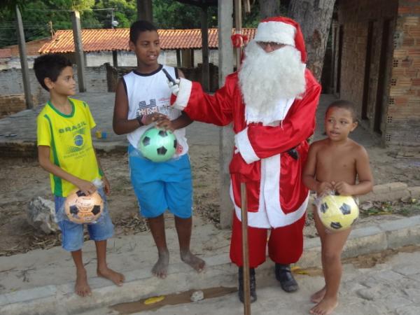 Papai Noel entrega brinquedos e cestas b&aacute;sicas em Floriano. (Imagem:FlorianoNews)